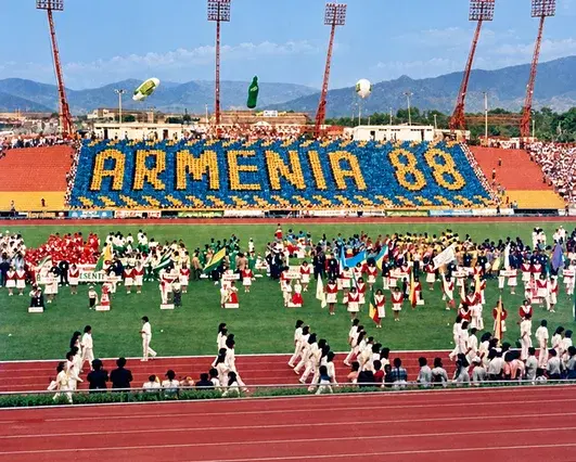 Mosaico «Armenia 88» en la tribuna durante la inauguración de los Juegos Nacionales de 1988.