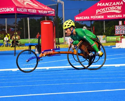 Deportista de atletismo en silla de ruedas compitiendo en los Juegos Paranacionales.